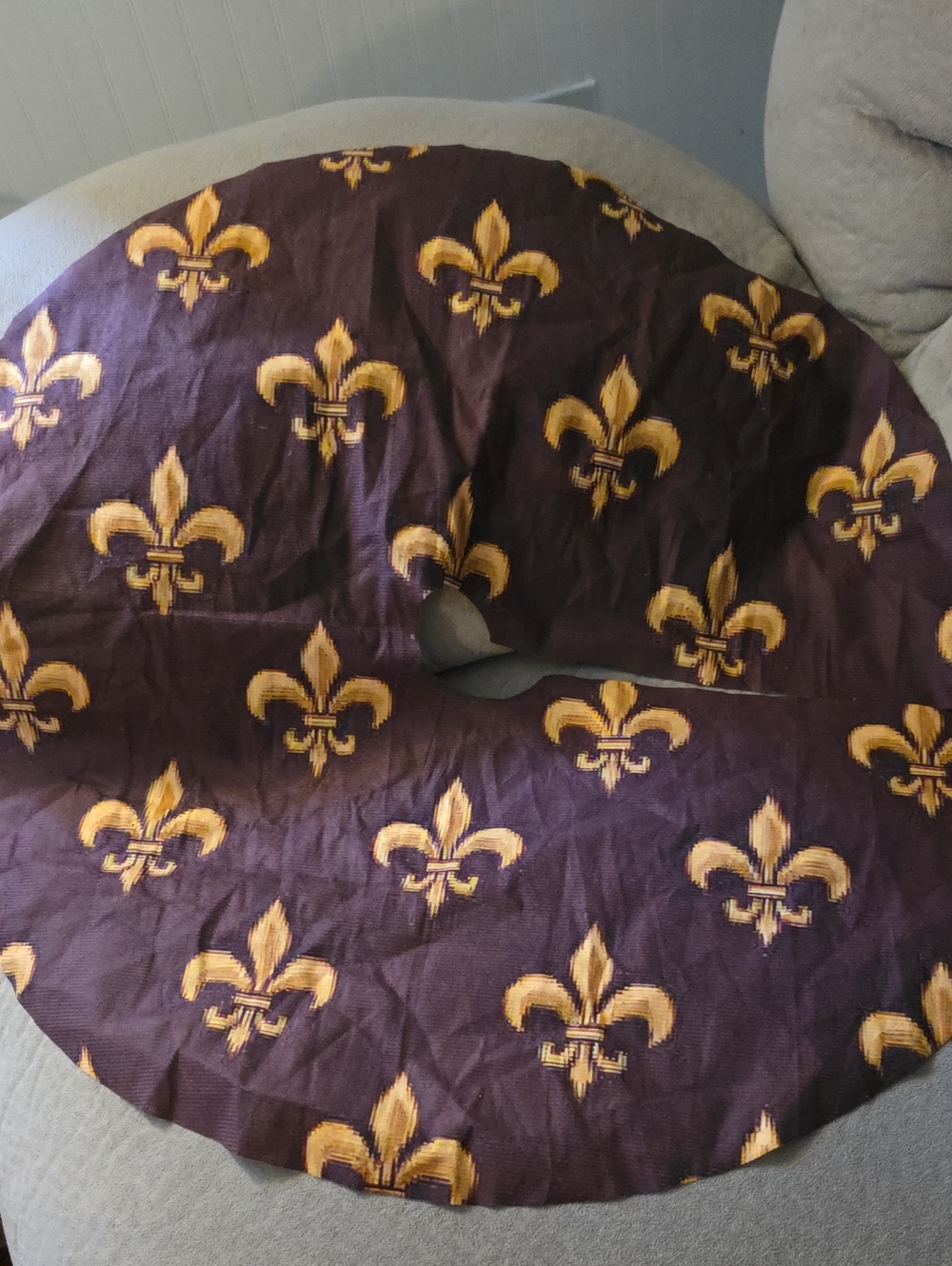 💚5/$20💚 Brown and Gold Fleur-de-Lis Tree Skirt - Decorative Home Accent